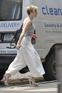 Scarlett Johansson feet photo thumbnail