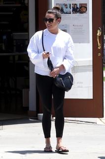 Lea Michele feet photo thumbnail