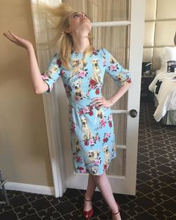Elle Fanning feet photo thumbnail