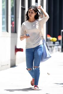 Morena Baccarin feet photo thumbnail