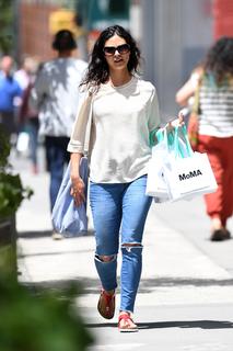Morena Baccarin feet photo thumbnail