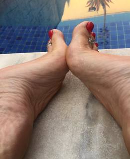 Karin Klemp feet photo thumbnail