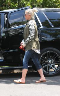 Gwen Stefani feet photo thumbnail