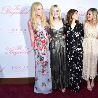 Kirsten Dunst feet photo thumbnail