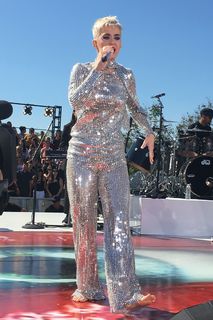 Katy Perry feet photo thumbnail