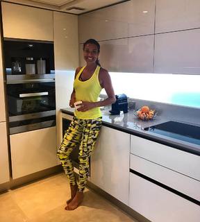 Melanie Sykes feet photo thumbnail