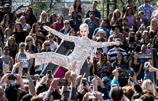 Katy Perry feet photo thumbnail