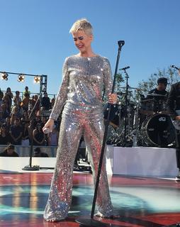 Katy Perry feet photo thumbnail