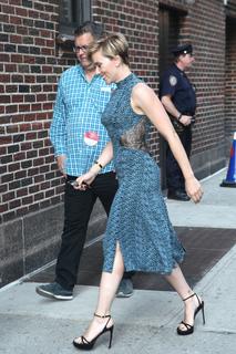 Scarlett Johansson feet photo thumbnail