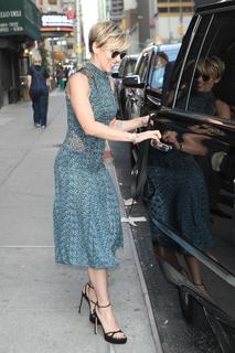 Scarlett Johansson feet photo thumbnail