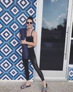 Adriene Mishler feet photo thumbnail