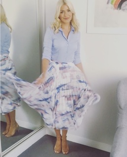 Holly Willoughby feet photo thumbnail