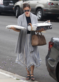 Jennifer Garner feet photo thumbnail