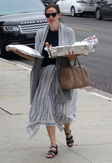 Jennifer Garner feet photo thumbnail