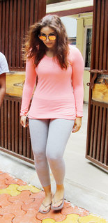 Huma Qureshi feet photo thumbnail