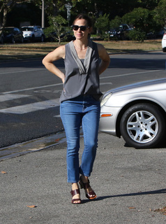 Jennifer Garner feet photo thumbnail