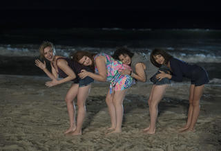 Scarlett Johansson feet photo thumbnail