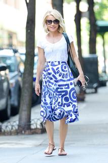 Kelly Ripa feet photo thumbnail