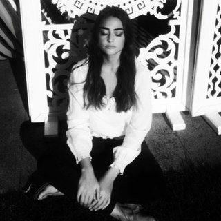 Esra Bilgiç feet photo 1