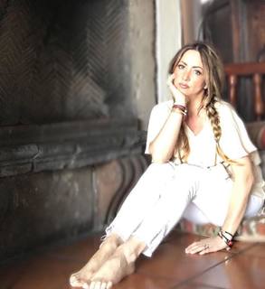 Andrea Legarreta feet photo thumbnail