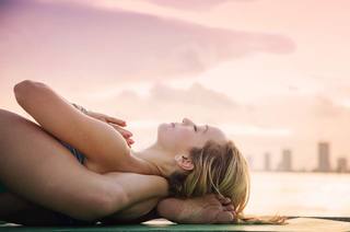 Kino MacGregor feet photo thumbnail