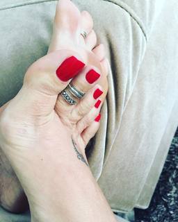 Karin Klemp feet photo thumbnail