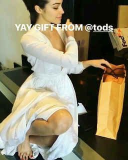 Olivia Culpo feet photo thumbnail