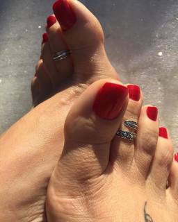Karin Klemp feet photo thumbnail