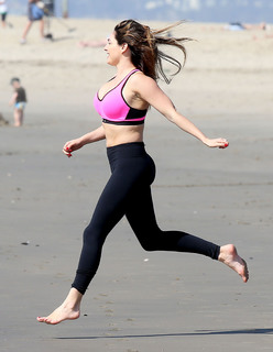 Kelly Brook feet photo thumbnail