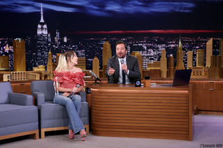 Miley Cyrus feet photo thumbnail