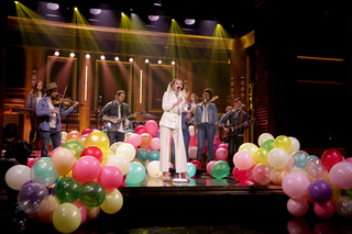 Miley Cyrus feet photo thumbnail