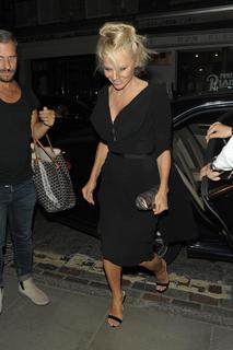 Pamela Anderson feet photo thumbnail