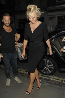 Pamela Anderson feet photo thumbnail
