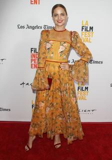 Mena Suvari feet photo thumbnail
