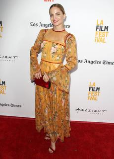 Mena Suvari feet photo thumbnail