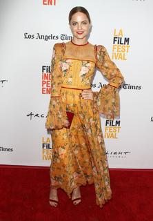 Mena Suvari feet photo thumbnail