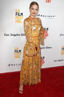 Mena Suvari feet photo thumbnail