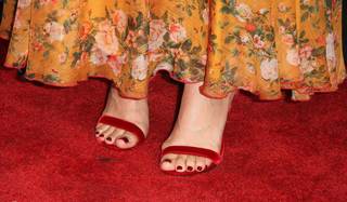 Mena Suvari feet photo thumbnail