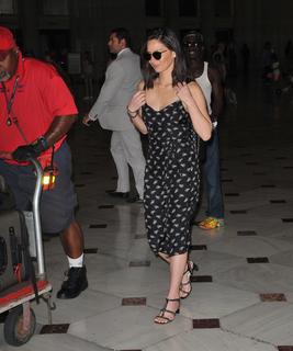 Olivia Munn feet photo thumbnail