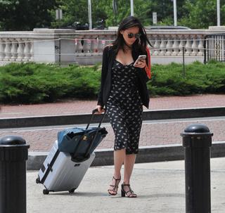 Olivia Munn feet photo thumbnail
