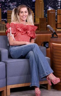 Miley Cyrus feet photo thumbnail