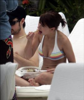 Jennifer Love Hewitt feet photo thumbnail
