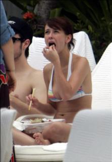 Jennifer Love Hewitt feet photo thumbnail