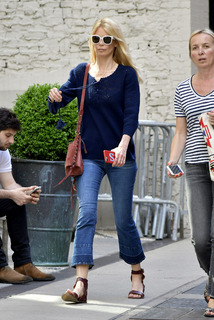Claudia Schiffer feet photo thumbnail