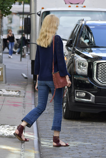 Claudia Schiffer feet photo thumbnail