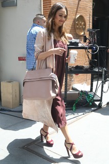 Jessica Alba feet photo thumbnail