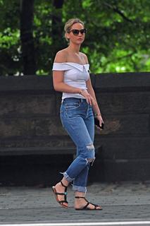 Jennifer Lawrence feet photo thumbnail