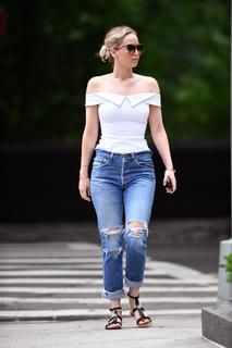 Jennifer Lawrence feet photo thumbnail