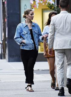 Jennifer Lawrence feet photo thumbnail