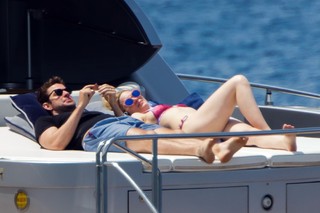 Emily Blunt feet photo thumbnail